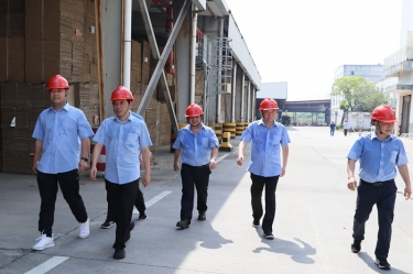 送清凉、致敬意！公司董事长朱在龙带队慰问一线劳动者